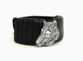 Волк - браслет ручной работы с накладкой в форме головы волка.