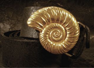 Золотая ракушка - женский кожаный ремень ручной работы с пряжкой в форме реликтовой ракушки.