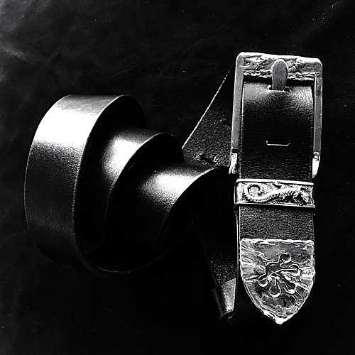 Ремень на заказ с пряжкой из серебра, с изображением саламандры на шлевке.