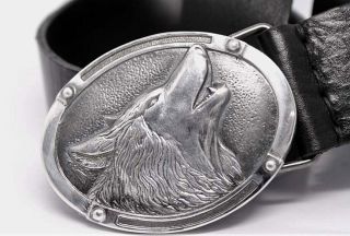 Серый волк - ремень с волком на пряжке.