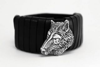 Волк - браслет ручной работы с накладкой в форме головы волка.