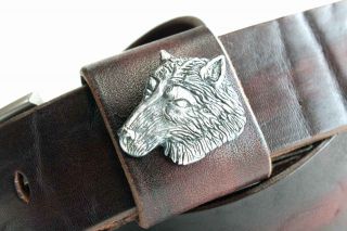 Полярный волк - ремень из кожи с барельефом волка на шлевке.