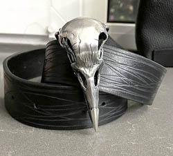 Магистр - ремень с пряжкой в форме черепа ворона в натуральную величину.